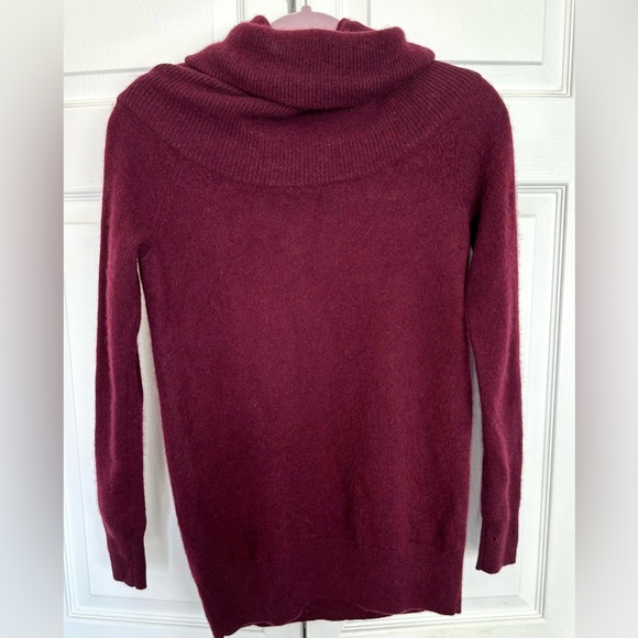 AQUA Cashmere Turtleneck Sweater with holes - 100% Bloomingdale’s-Size Small - Picture 7 of 9